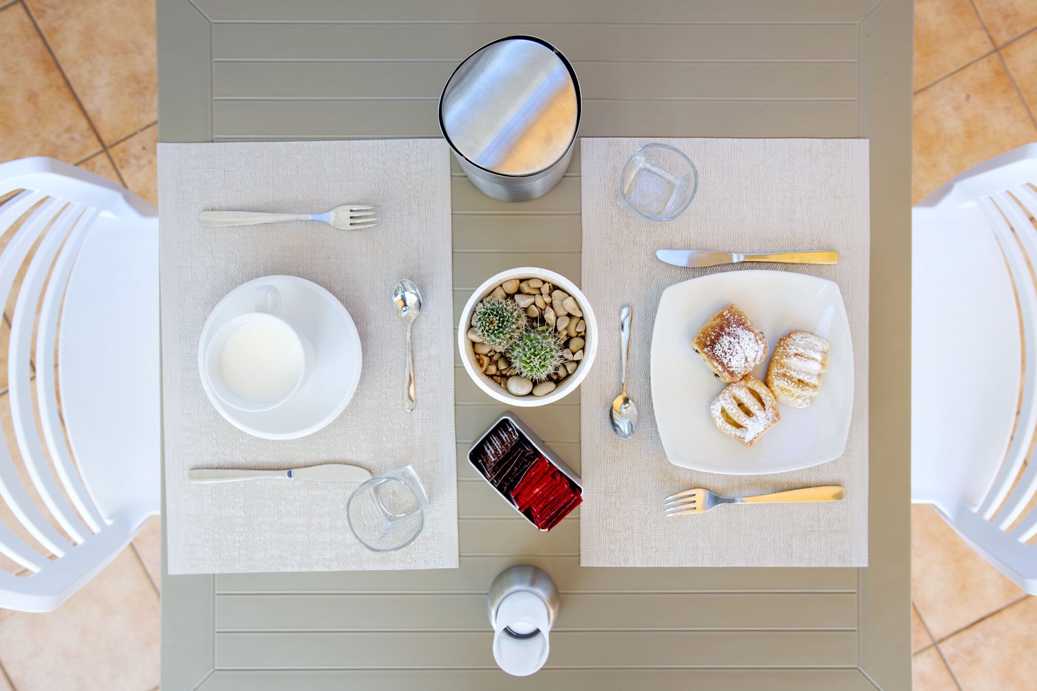 Petit déjeuner buffet (5 EUR par personne)