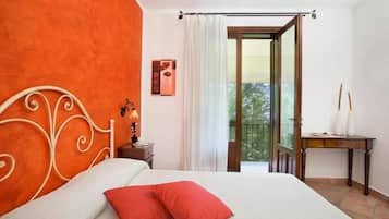 Comfort Double Room | Minibar, in-room safe, individually decorated, individually furnished