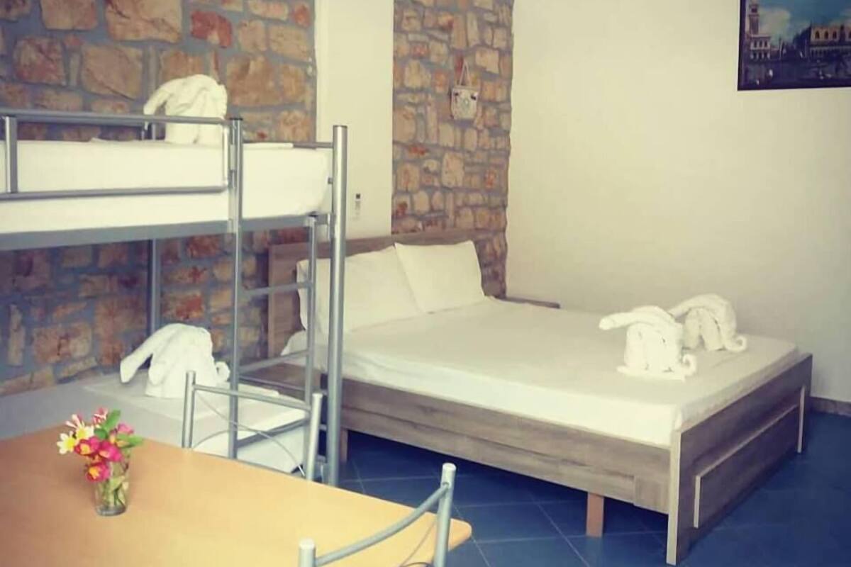 Habitación cuádruple | Escritorio, insonorización, tabla de planchar con plancha y wifi gratis