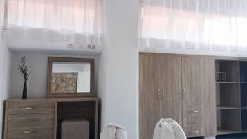 Quadruple Room | Desk, soundproofing, iron/ironing board (on request), WiFi (free)