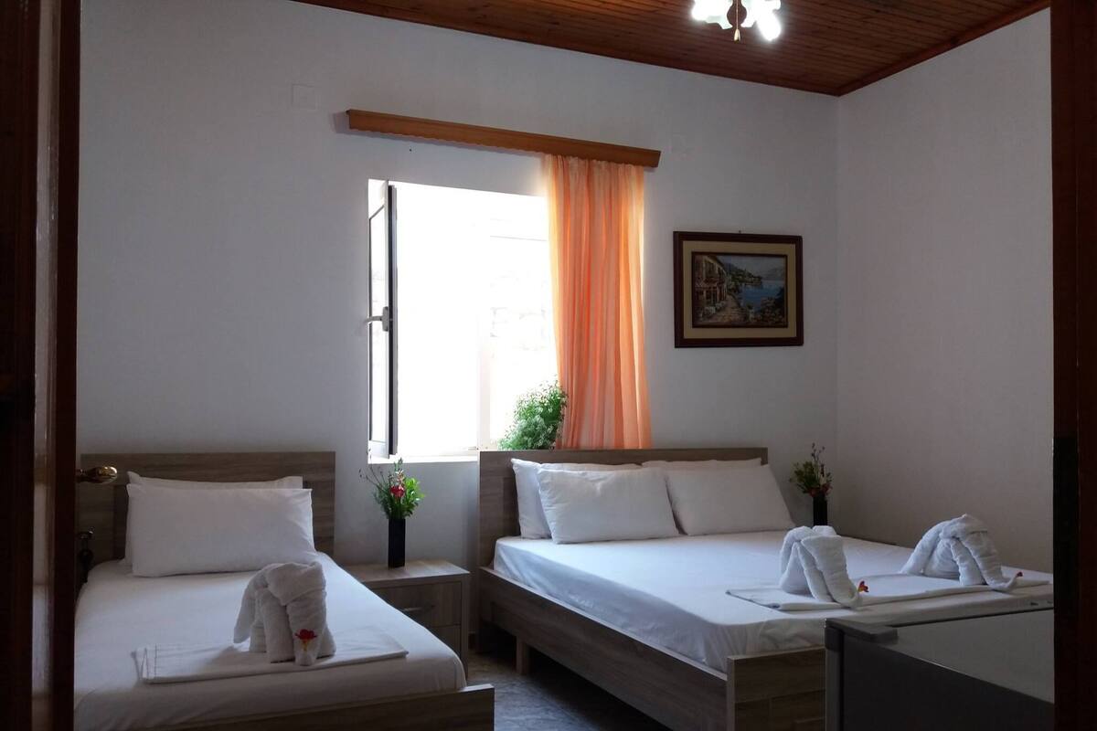 Habitación triple | Escritorio, insonorización, tabla de planchar con plancha y wifi gratis