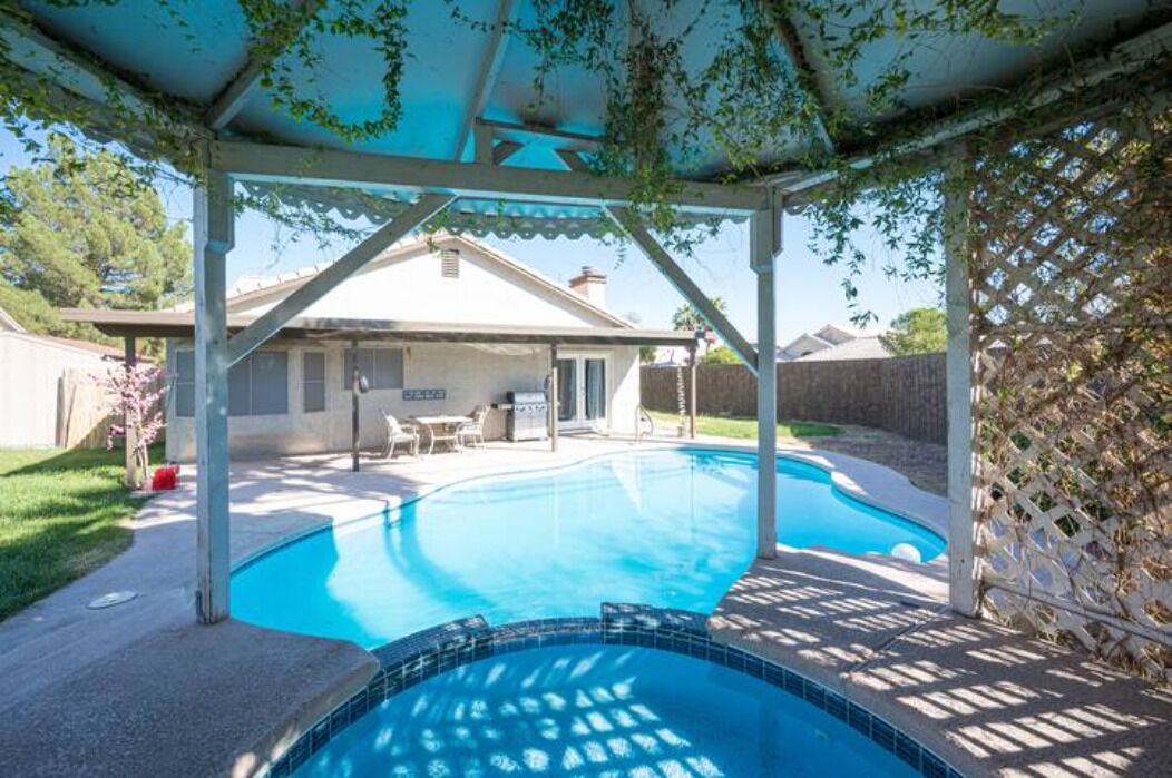Modern Home PLUS Pool and Jacuzzi