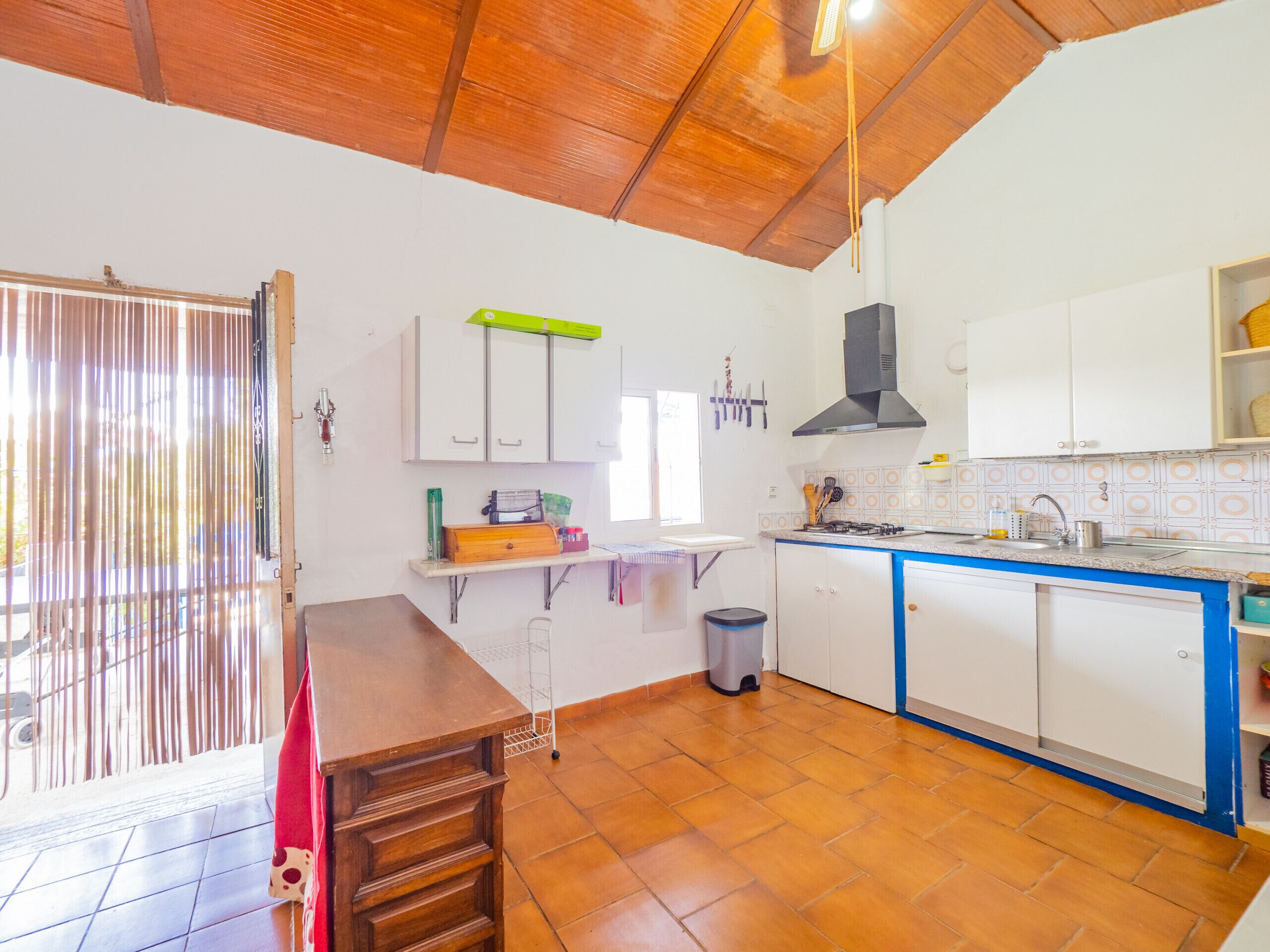 Frigorífic, microones, placa de cuina i cafetera i tetera 