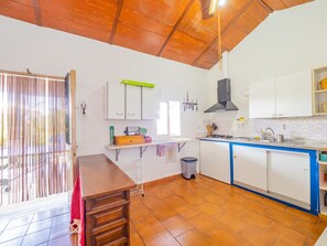 Réfrigérateur, four à micro-ondes, surface de cuisson, cafetière-théière