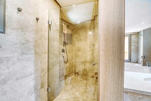 Badekar, hårtørrer, håndklæder, Sæbe