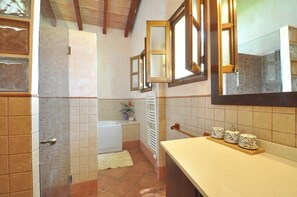 Dusche, Whirlpool, Haartrockner, Bidet