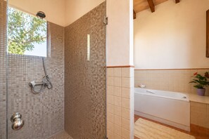 Dusche, Whirlpool, Haartrockner, Bidet