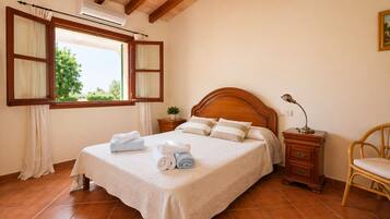 3 bedrooms, iron/ironing board, travel crib, WiFi (free)