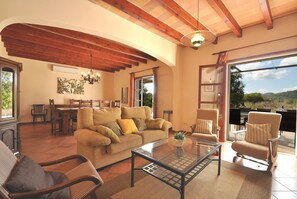 Smart TV, chimenea, estéreo y oficina 