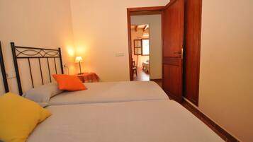 3 slaapkamers, een strijkplank/strijkijzer, reisbedje, gratis wifi