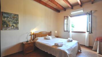 3 bedrooms, iron/ironing board, travel crib, free WiFi