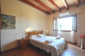 3 habitaciones, tabla de planchar con plancha y cuna de viaje 