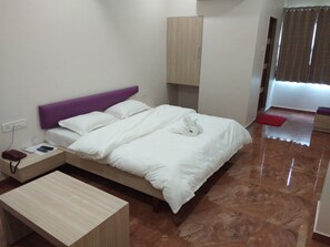 Skrivebord for bærbar PC, blendingsgardiner og lydisolert