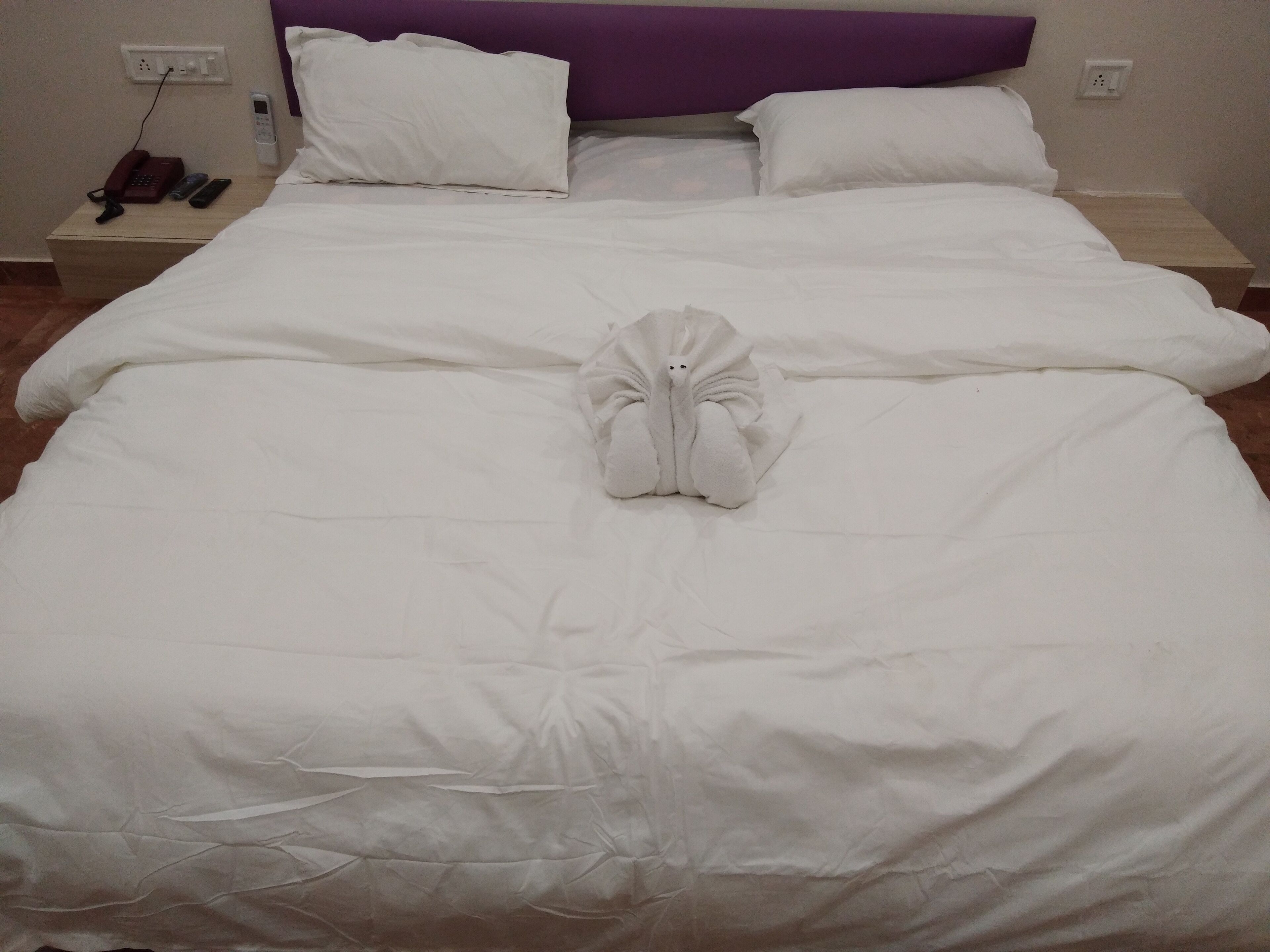 Espacio para trabajar con un portátil y cortinas opacas
