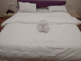 Espacio para trabajar con laptop y cortinas blackout 