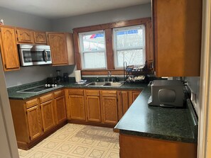 Micro-ondes, lave-vaisselle, cafetière/bouilloire