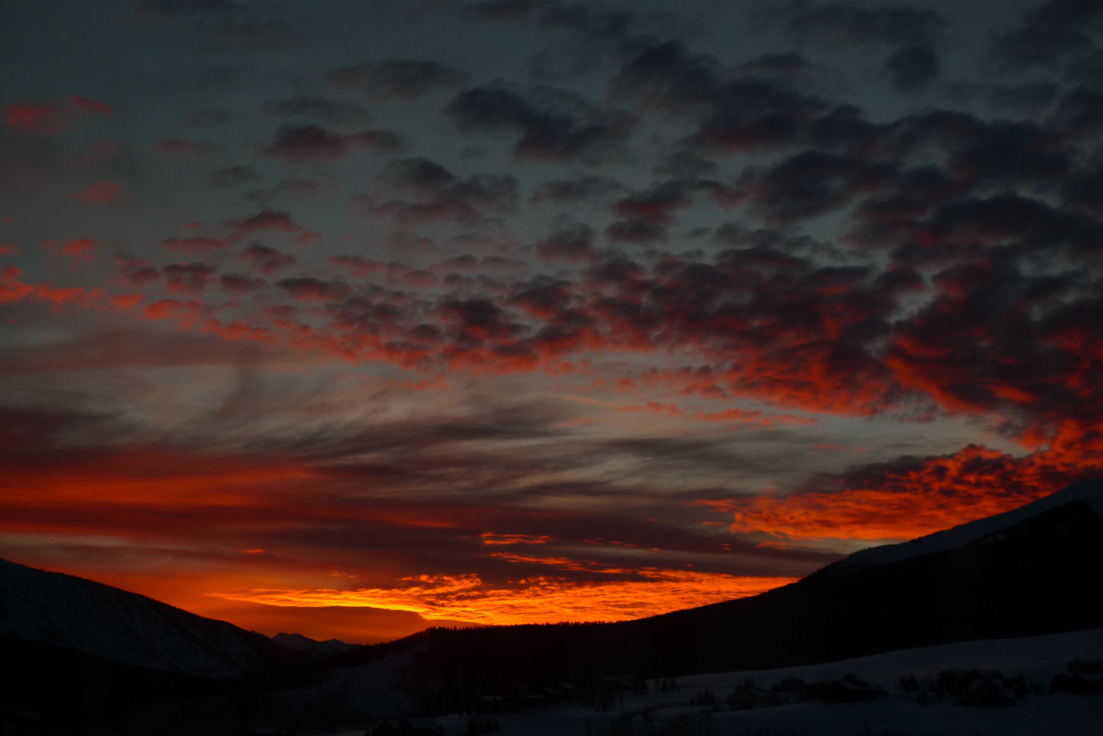 Un paysage montagneux au coucher du soleil.