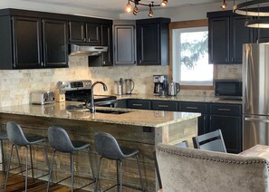 Frigorifero, microonde, forno, piano cottura