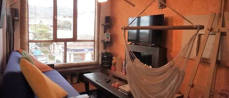 Smart-TV, Kamin, DVD-Player, Bücher