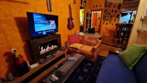 Smart-TV, Kamin, DVD-Player, Bücher