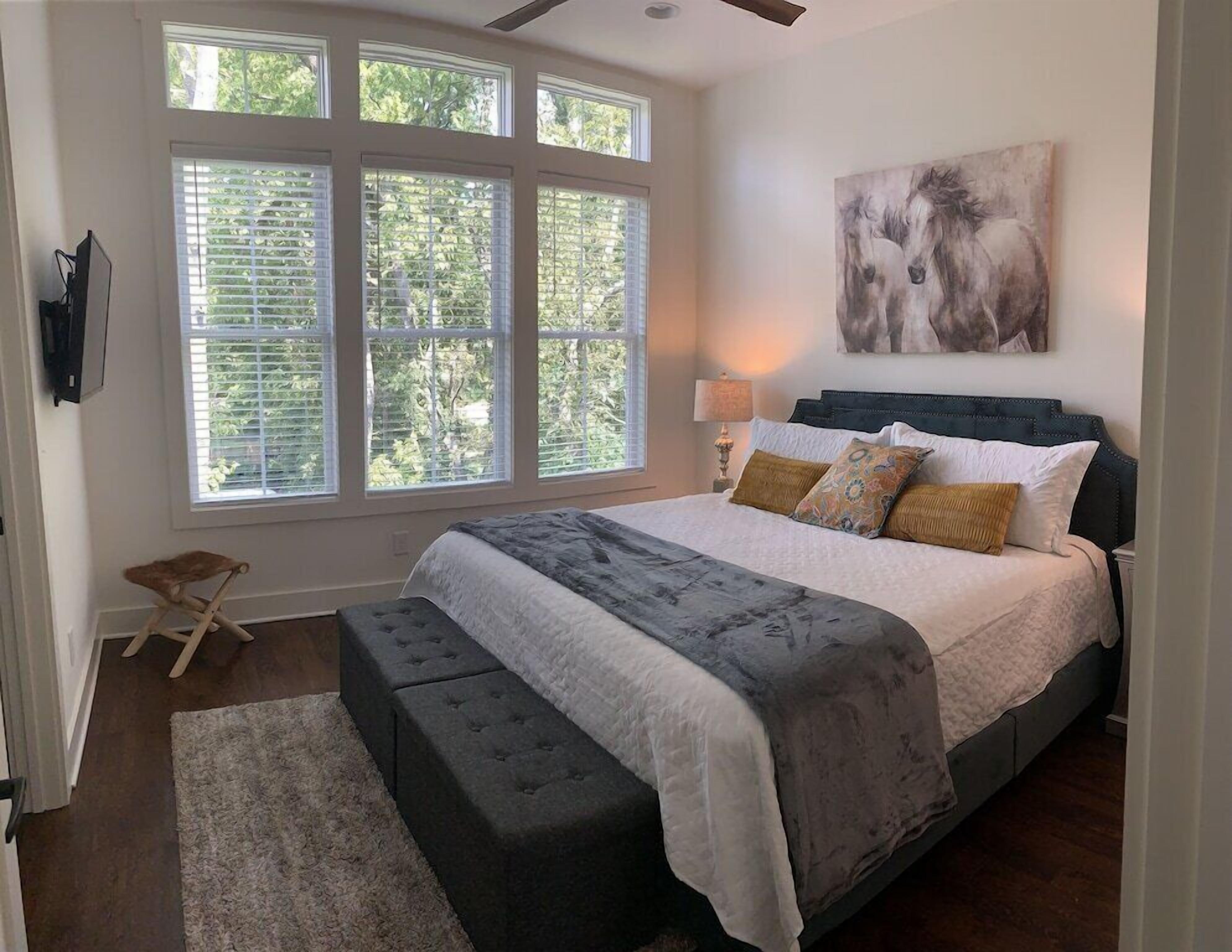 3 dormitorios, tabla de planchar con plancha, cuna de viaje