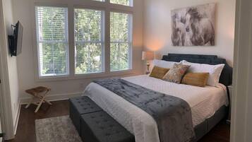 3 dormitorios, tabla de planchar con plancha, cuna de viaje