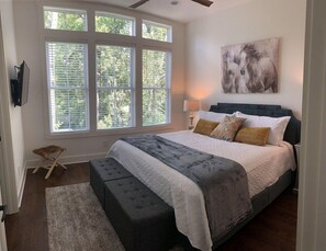 3 bedrooms, iron/ironing board, travel cot, free WiFi - New Townhome w/parking walkable to coffee/bars/food (Nashville)