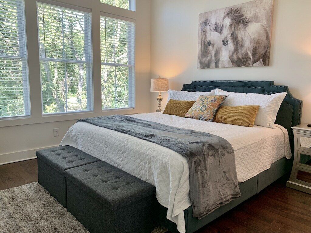 New Townhome w/parking walkable to coffee/bars/food