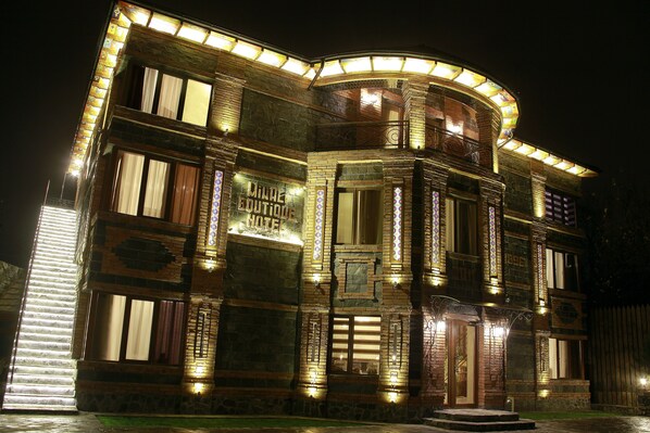 住宿正面 (夜晚)