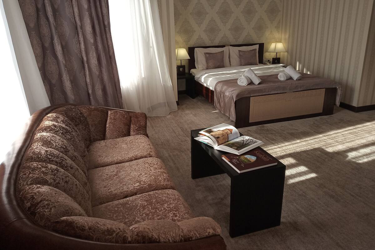 Chambre Deluxe | Literie de qualité, bureau, rideaux d’obscurcissement