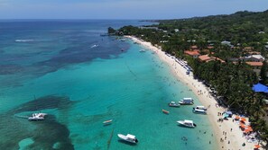 Beach nearby, white sand, beach towels, scuba diving - Naboo Resort & Dive Center - Adults Only (Roatan)