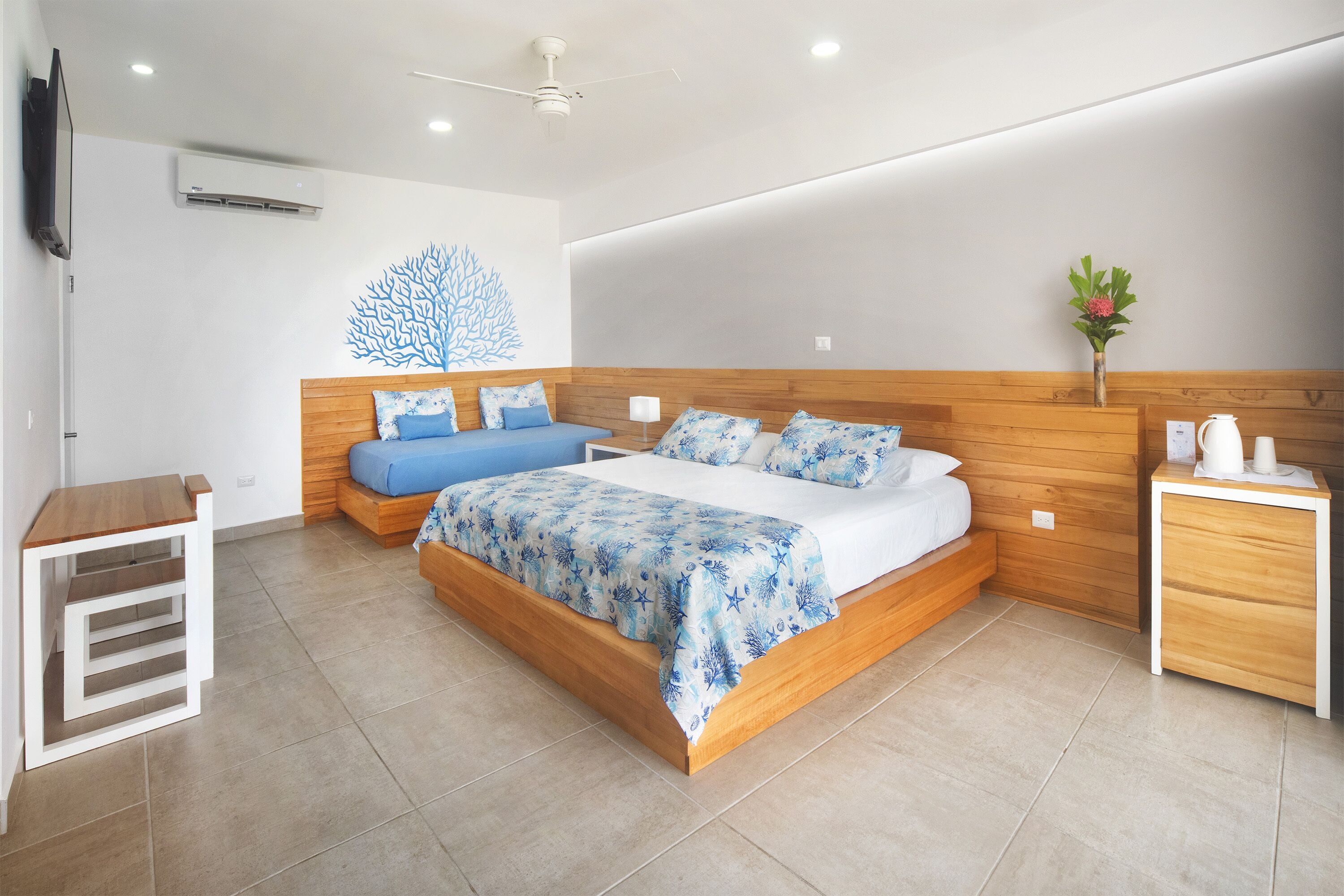 Habitación Deluxe, balcón, vistas a la piscina | Minibar, caja fuerte, escritorio y cortinas opacas