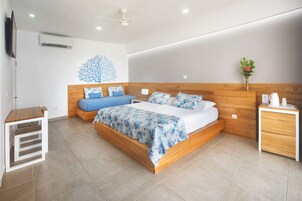 Minibar, caja de seguridad en la habitación y escritorio 