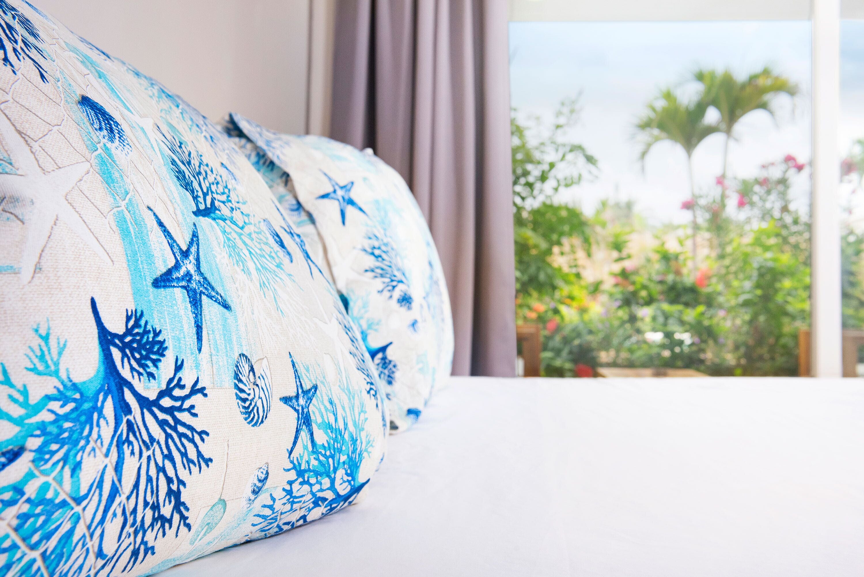 Habitación Deluxe, balcón, vista a la alberca | Minibar, caja de seguridad en la habitación y escritorio 