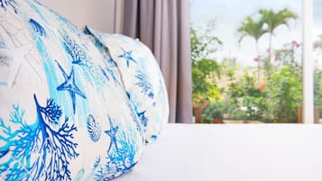 Habitación Deluxe, balcón, vista a la alberca | Minibar, caja de seguridad en la habitación y escritorio