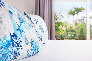 Una habitación con vista a un jardín.