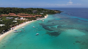 Una playa cerca, arena blanca, toallas de playa, buceo