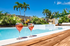 Una piscina al aire libre (de 07:00 a 20:30), sombrillas, tumbonas