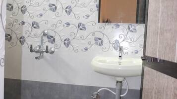 Chuveiro, ducha de hidromassagem, toalhas de banho, sabonete