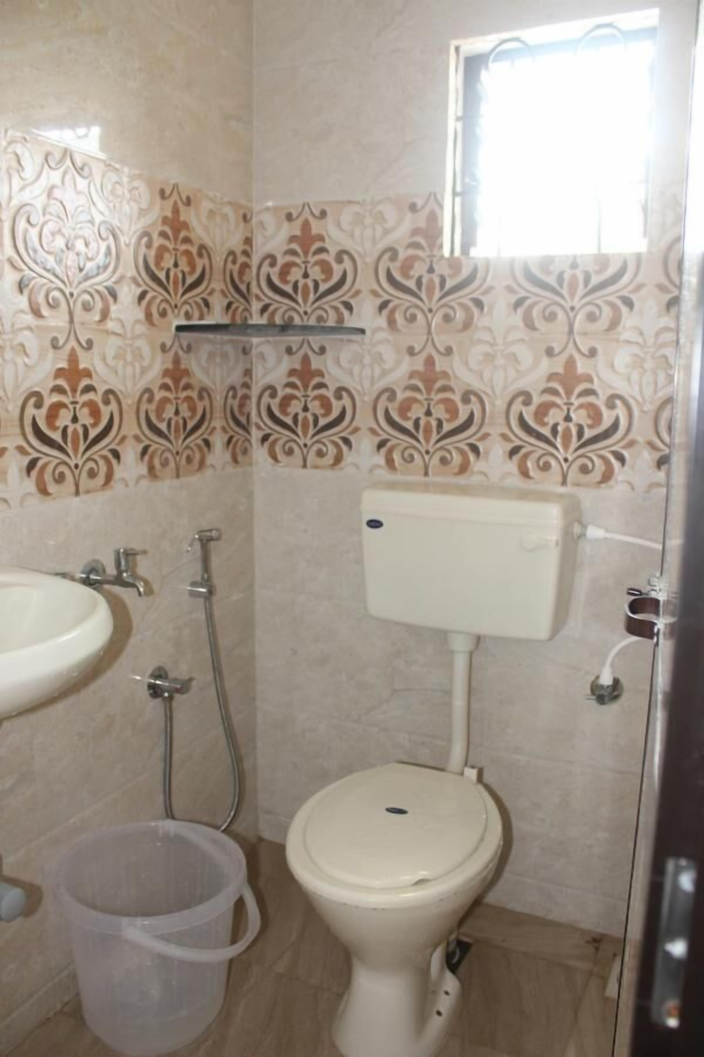 Ducha, cabezal de ducha con hidromasaje, toallas, jabón