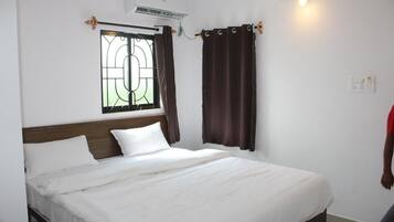 Quarto econômico | Escrivaninha, Wi-Fi de cortesia, roupa de cama