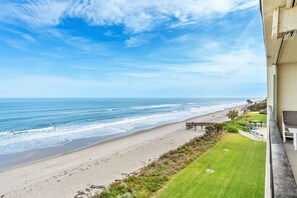 On the beach, sun loungers, beach towels - TOP END UNIT, OCEANFRONT, 2024 RENOVATED, BARN DOOR Master shower, GORGEOUS (Satellite Beach)