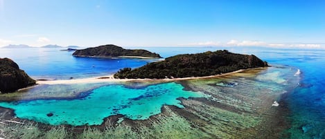 Sulla spiaggia, lettini da mare, teli da spiaggia