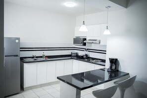 Refrigerador, microondas, cafetera y tetera y tostadora 