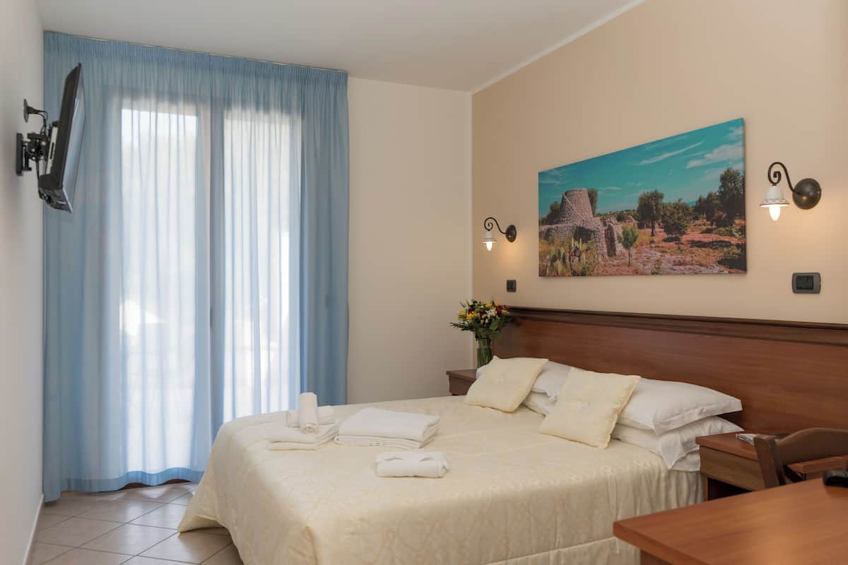 Junior-sviitti, terassi, näköala puutarhaan | Ylelliset vuodevaatteet, työpöytä