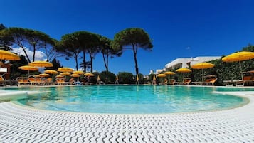 Außenpool (je nach Saison geöffnet), Sonnenschirme, Liegestühle