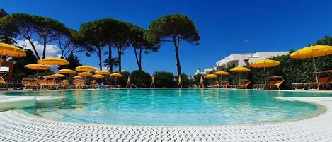 Piscina stagionale all'aperto, ombrelloni da piscina, lettini