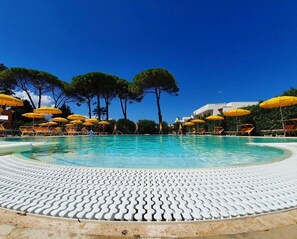 Seasonal outdoor pool, open 9:00 AM to 7:00 PM, pool umbrellas - Relais Casina Copini (Spongano)