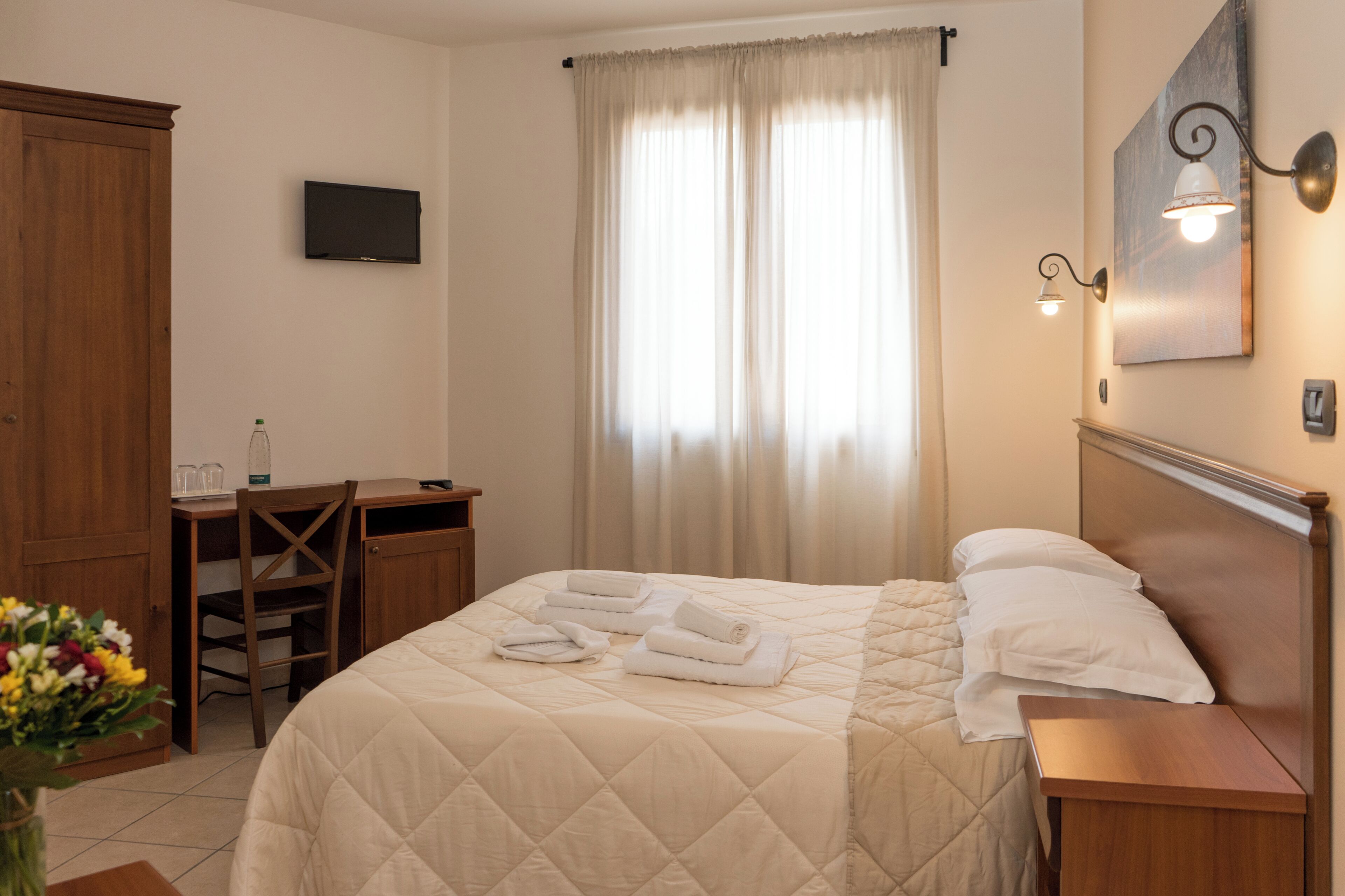 Dobbeltrom – comfort | Sengetøy av topp kvalitet, skrivebord og skrivebord for bærbar PC