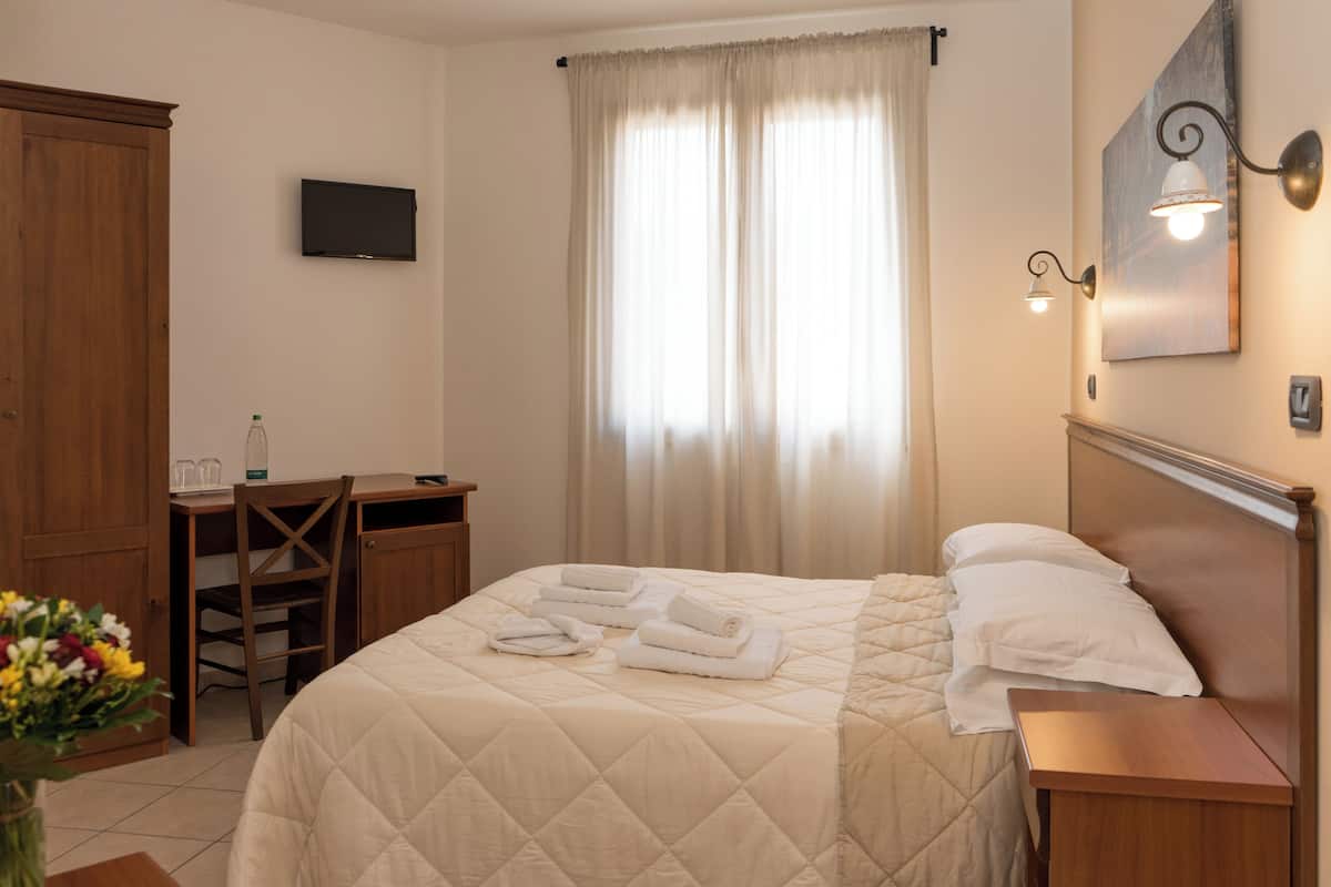 Kahden hengen comfort-huone | Ylelliset vuodevaatteet, työpöytä